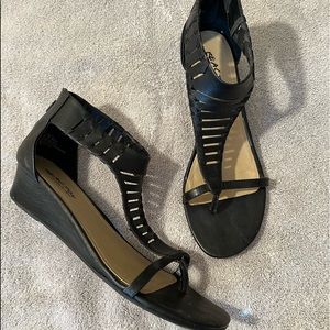 Kenneth Cole Reaction gladiator sandals. Size 9, black